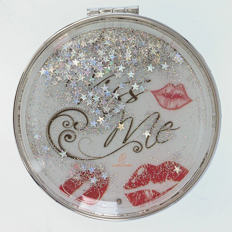آینه گرد جیبی (آرایشی) فانتزی آکواریومی طرح kiss me (2)