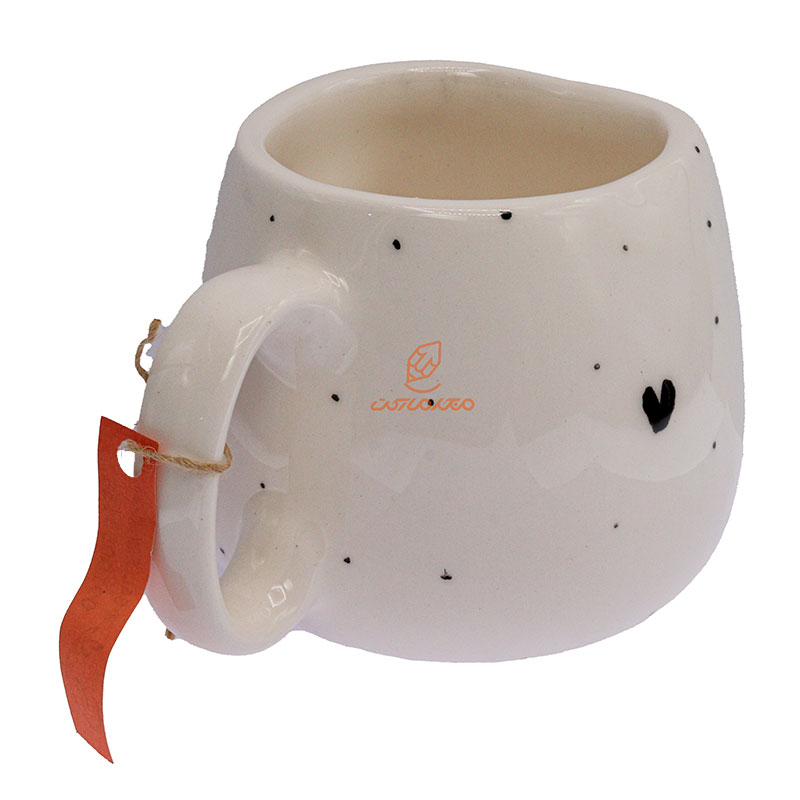 ماگ مشکی سفید دفرمه قلب مشکی (5)