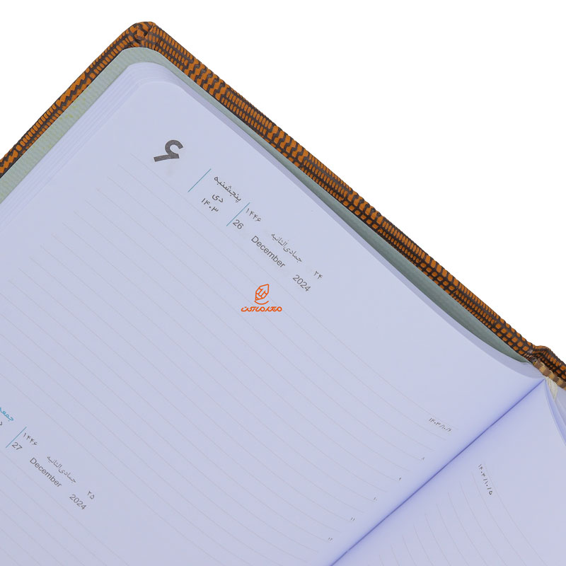 سالنامه (سررسید) 1403 طرح چرم پیچازی قهوه ای ایلیا 201 (1)