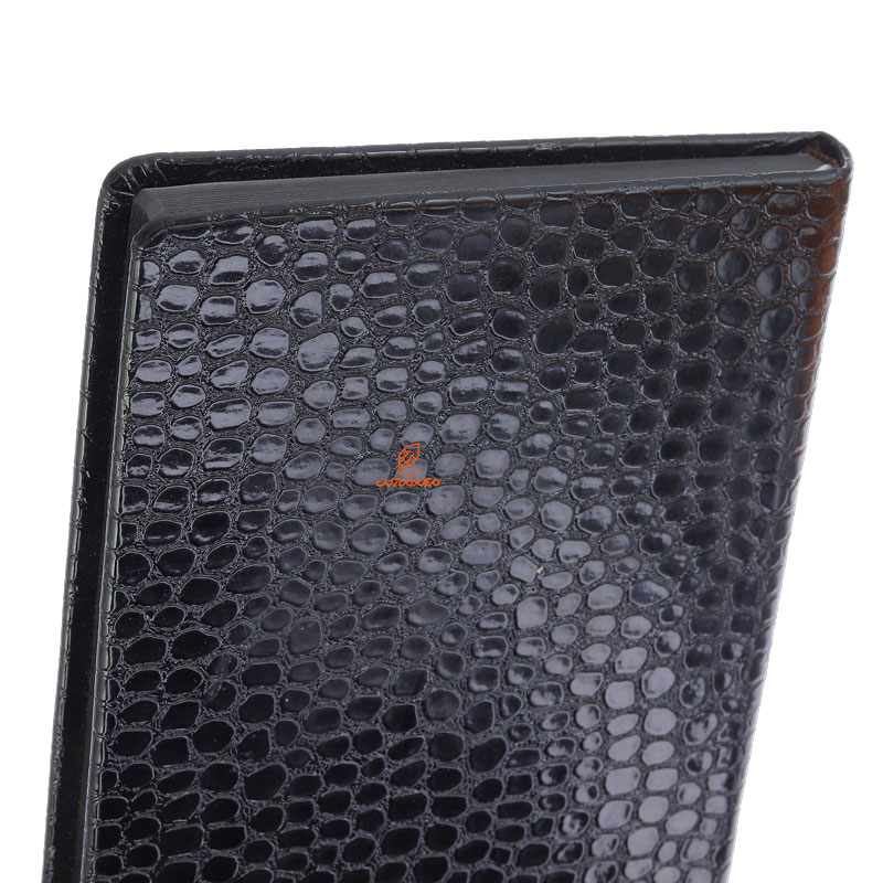 سالنامه (سررسید) 1403 وزیری طرح چرم مشکی عرش (4)