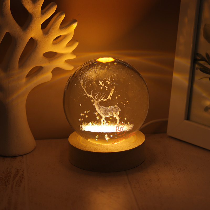 گوی کریستال کوچک با پایه چوبی مدل 757 مناسب دکوراسیون و هدیه لوکس