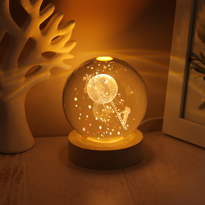 گوی کریستال کوچک با پایه چوبی مدل 757 مناسب دکوراسیون و هدیه لوکس