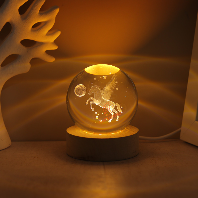 گوی کریستال کوچک با پایه چوبی مدل 757 مناسب دکوراسیون و هدیه لوکس