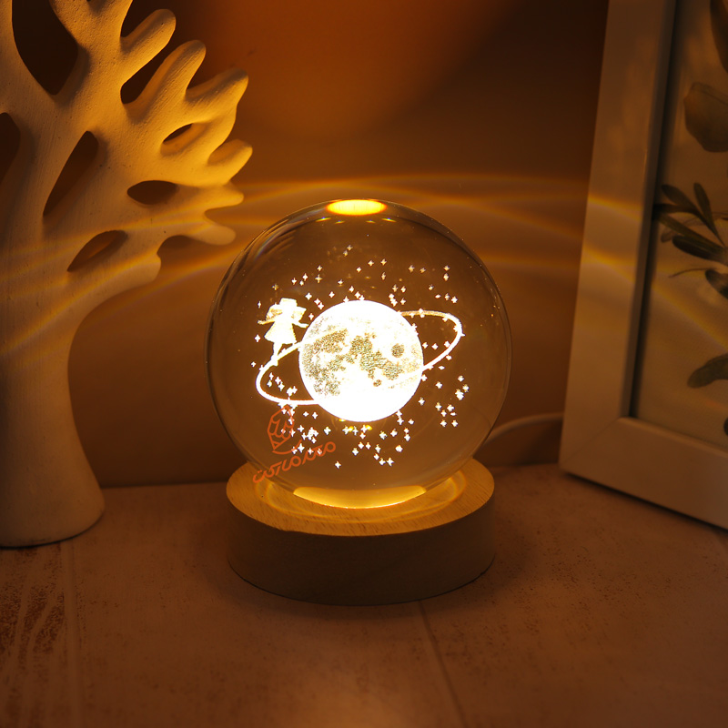 گوی کریستال کوچک با پایه چوبی مدل 757 مناسب دکوراسیون و هدیه لوکس