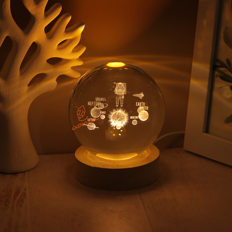 گوی کریستال کوچک با پایه چوبی مدل 757 مناسب دکوراسیون و هدیه لوکس